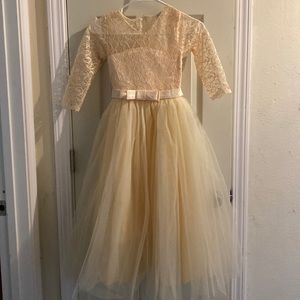 Little girls flower girl dress by 130 size is 5/6